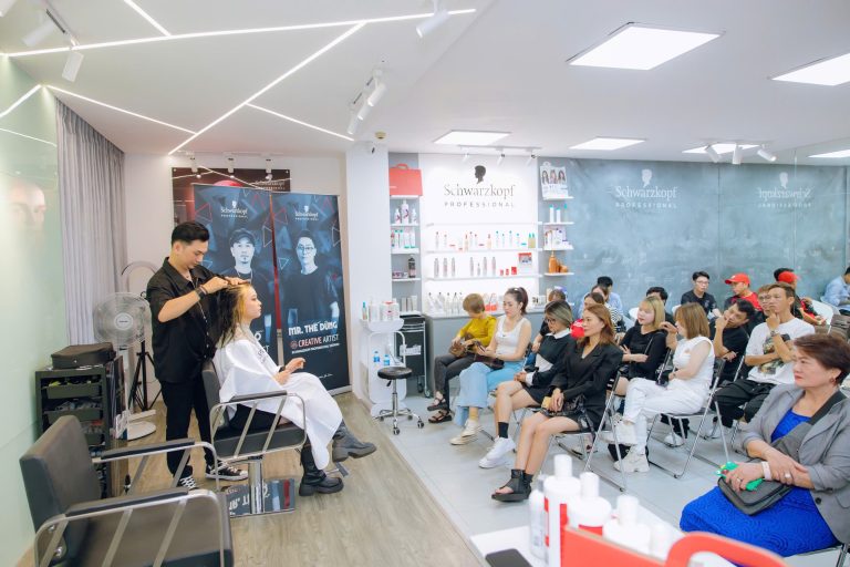 VỀ ANH TU HAIR STUDIO 12 Anh Tu Hair Studio - workshop moment 7